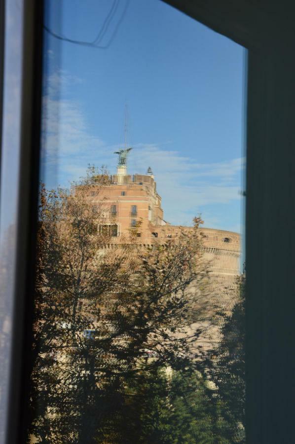 Una Finestra Su Castel Sant'Angelo Rome Extérieur photo